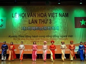 Vietnam's traditional long dress (Ao dai) show (Photo: VNA)